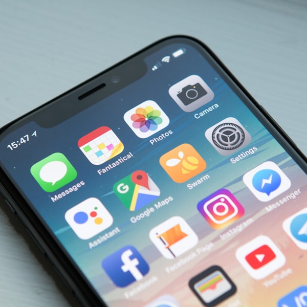 易风直播APP在手机和平板电脑上的展示截图 - 高清体育直播界面